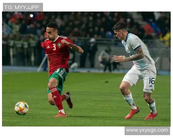 足球明星球员激烈冲突瞬间回顾展现赛场上不可思议的对抗与激情